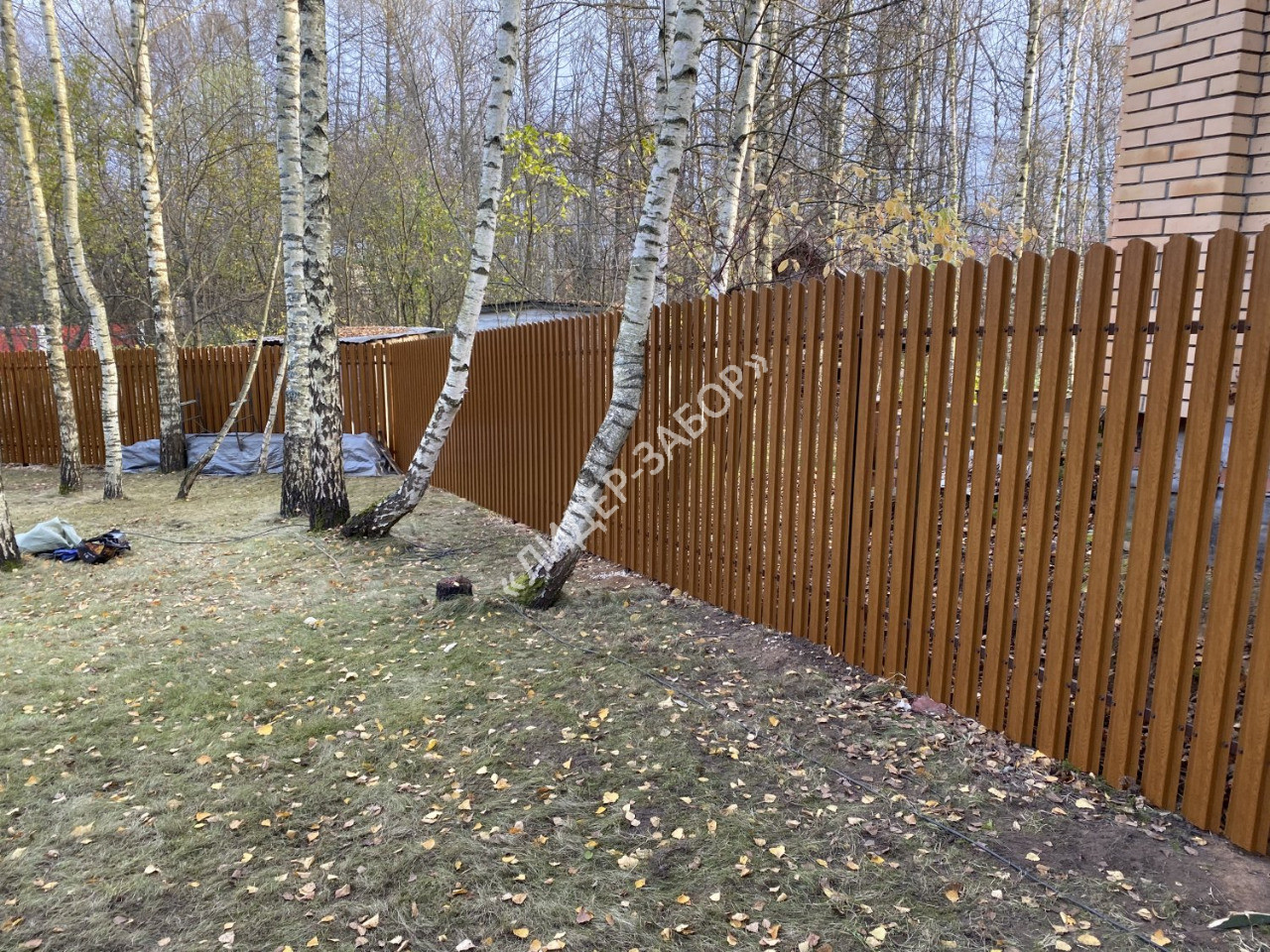 Купить Забор из штакетника под дерево для дачного участка