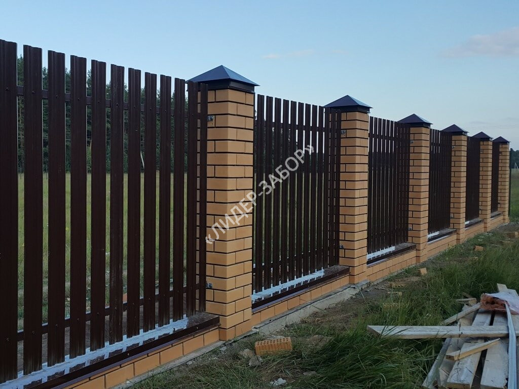 Купить Евроштакетник с кирпичными столбами вертикальный